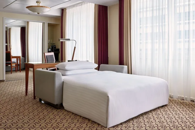 جناح استوديو ركني بسرير كينج بإطلالة على المدينة مع أريكة، Leipzig Marriott Hotel 1/3