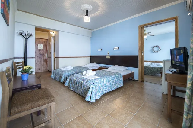 Room, Quadruple, Queen and Twin Beds, Beach View, Sun Hotel Kineta 2/6