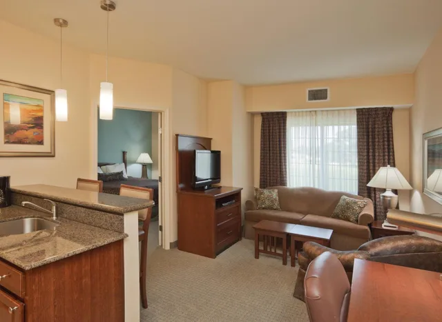 جناح بسرير كينج بغرفة نوم واحدة مع أريكة، Staybridge Suites Lafayette Airport 2/4
