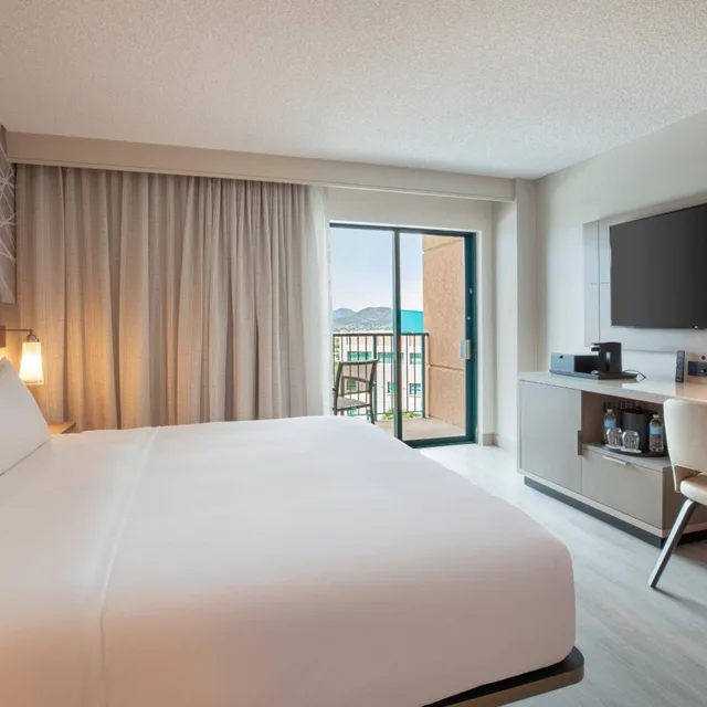 غرفة بسرير كينج مع أريكة بحوض استحمام لذوي الإعاقة، Tucson Marriott University Park 4/10