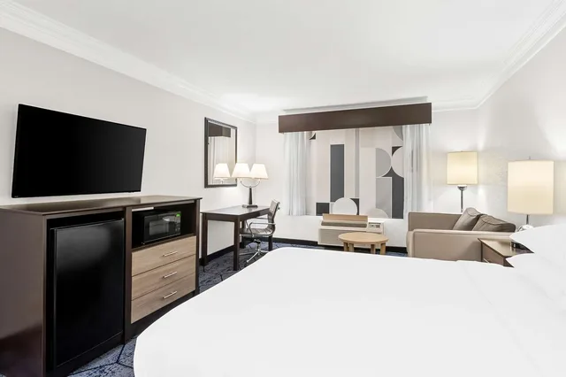 غرفة بسرير كوين مع أريكة، Best Western Slidell Hotel 3/5
