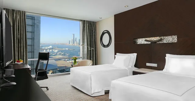 غرفة كلاسيكية بسريرين مزدوجين بإطلالة على البحر مع دخول صالة النادي، INTERCONTINENTAL QINGDAO 1/7