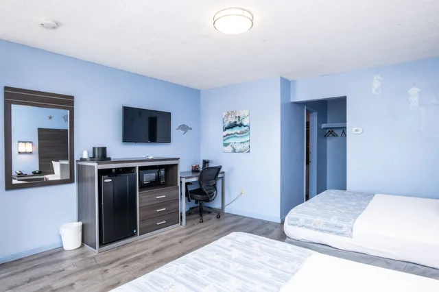 غرفة قياسية ثلاثية بسرير كينج وسريرين كوين بغرفتي نوم، Aqua Breeze Inn 4/5