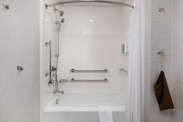 غرفة بسرير كينج مع أريكة لذوي الإعاقة، Hampton Inn Suites Mcallen 7/10