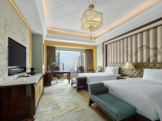 غرفة بسريرين منفصلين بإطلالة على البحيرة، Wanda Reign Wuhan 1/4