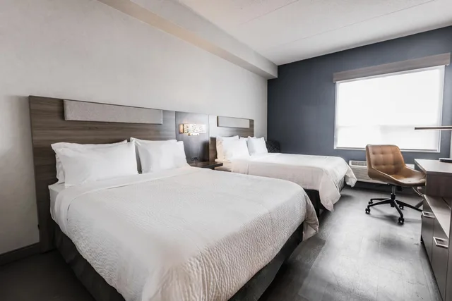 غرفة ديلوكس بسريرين مزدوجين وسرير كينج، Holiday Inn Express Toronto North York 3/10