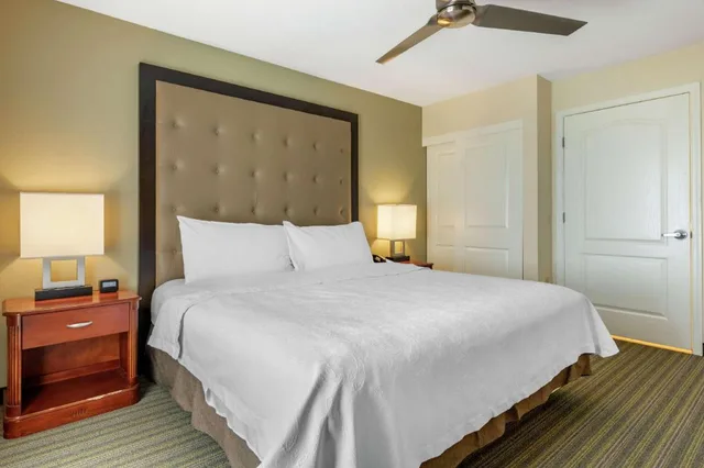 جناح بسرير كينج مع أريكة لذوي الإعاقة، Homewood Suites By Hilton Daytona Beach Speedway-Airport 3/6