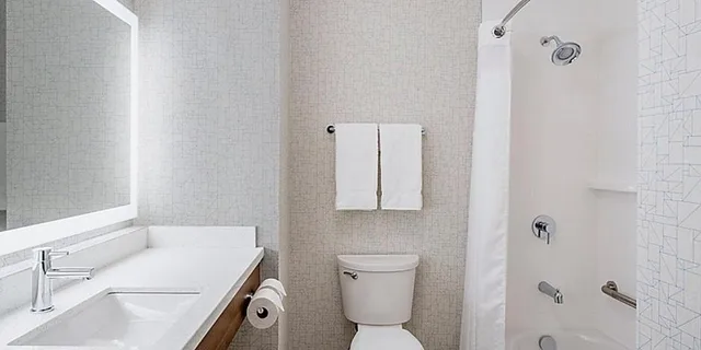 غرفة بسرير كينج وسريرين كوين لذوي الإعاقة، Holiday Inn Express And Suites Brandon 5/10