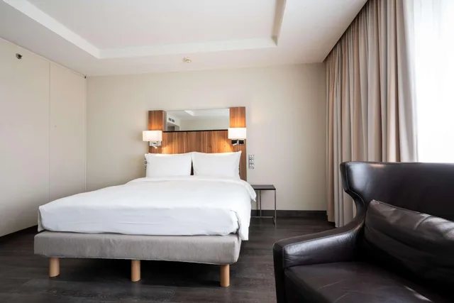 غرفة بريميوم بسرير كينج، Radisson Blu Conference Hotel, Dusseldorf 7/10