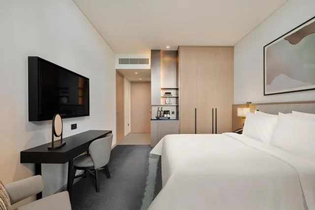 Deluxe Room King Boulevard View with Balcony، Vida Aljada 3/5