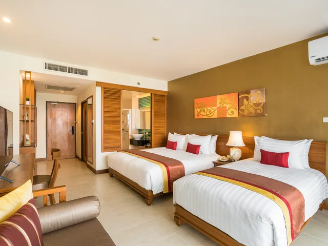 غرفة ديلوكس عائلية بسرير كينج وسرير فردي بإطلالة على المدينة، COSY BEACH HOTEL 2/2