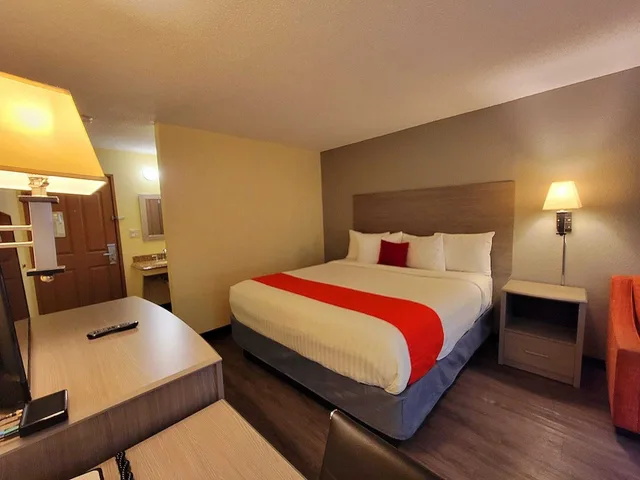 غرفة بسرير كينج، Oyo Hotel Downtown Castle Rock 1/1