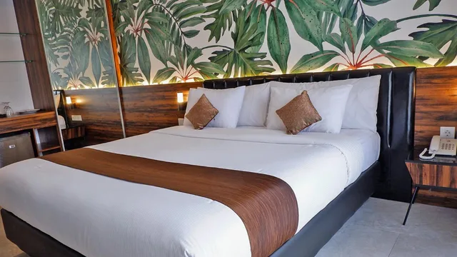 غرفة بسرير كوين بشرفة، Front One Resort Magelang 2/10