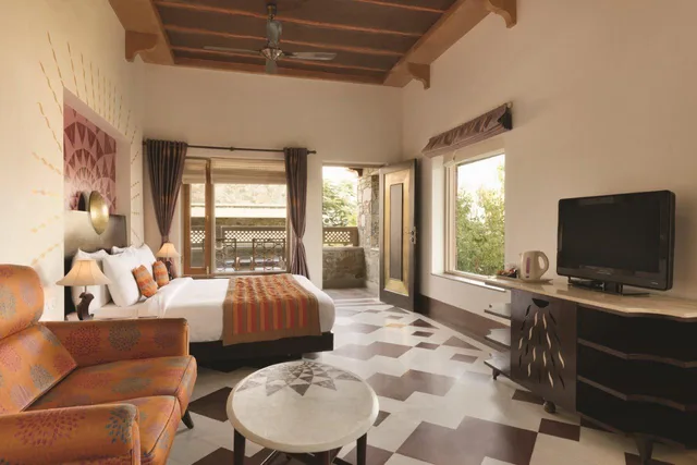 غرفة بريميوم، Ramada by Wyndham Udaipur Resort and Spa 1/3