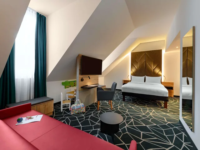 غرفة عصرية عائلية بسرير مزدوج وسريرين منفصلين مع أريكة، Ibis Styles Aschaffenburg 5/9