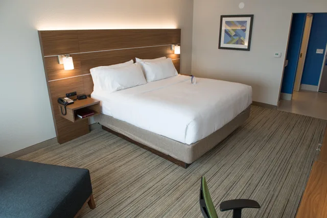 غرفة بسرير كينج، Holiday Inn Express Hotel Suites East Lansing 2/9