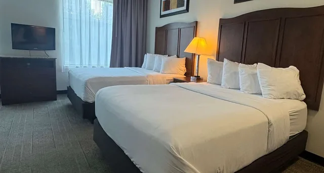 غرفة بسرير كوين مع أريكة بمطبخ صغير لذوي الإعاقة، Best Western Plus Hannaford Inn & Suites 1/7