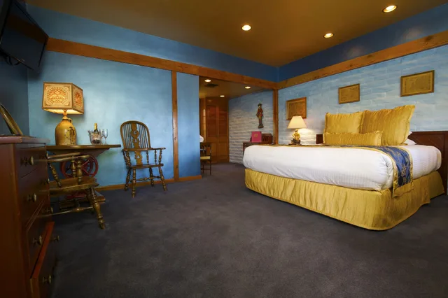 Mountain, King Bed, Terrace، Madonna Inn 1/3