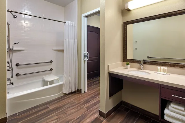 جناح بسرير كينج وسريرين كوين، STAYBRIDGE SUITES ANAHEIM AT THE PARK 4/4