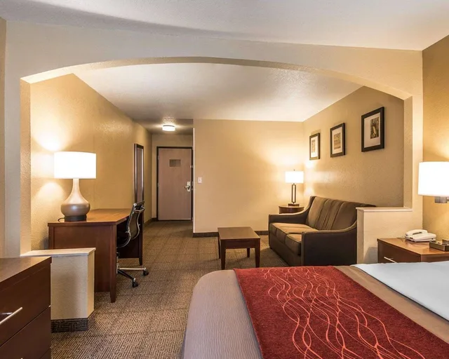 Suite, King Bed, Quality Inn & Suites Bethany 3/3