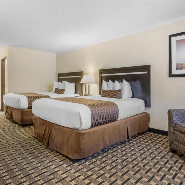 غرفة بسريرين كوين بجاكوزي، Best Western Plus Inn Of Hayward 1/8