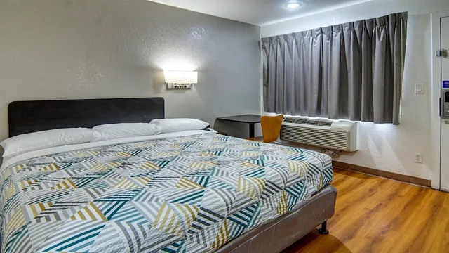 غرفة قياسية بسرير كينج للمدخنين، Motel6 Longview, TX 1/3