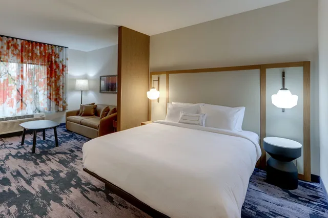 جناح بسرير كينج مع أريكة، Fairfield Inn & Suites by Marriott Asheville Weaverville 1/2