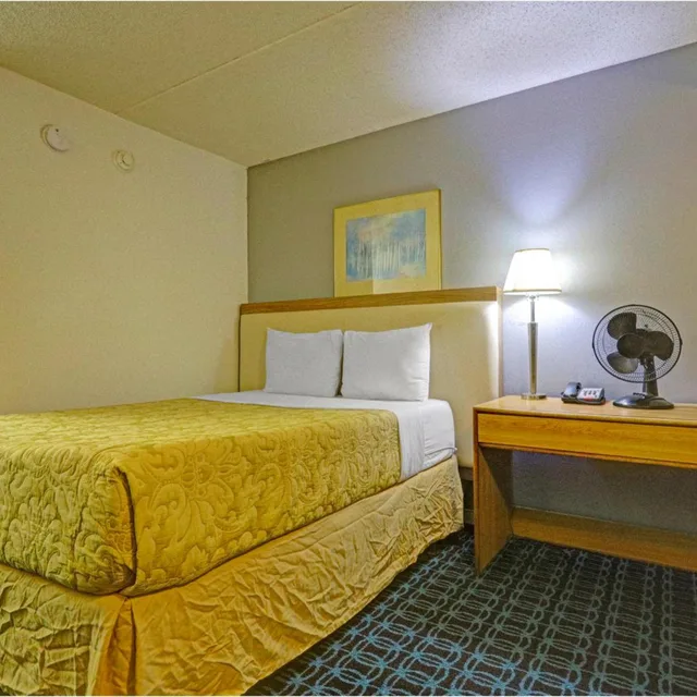غرفة بسرير كينج وسرير كوين، Brookville Inn By OYO Near Dayton International Airport 2/7