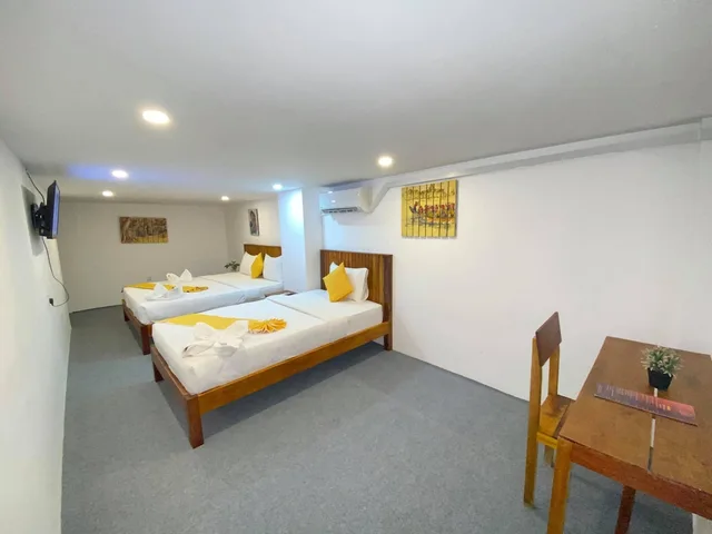 غرفة قياسية ثلاثية بسرير كوين وسرير فردي بحمام مشترك، Grand Elevation Hotel 1/3