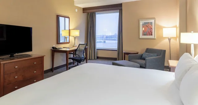 غرفة كلوب بسرير كينج بإطلالة على المرفأ، Hilton Saint John 2/3