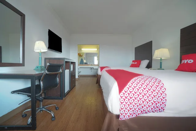 room, 2 queen beds, OYO Hotel Kingsville - Hwy 77 3/7