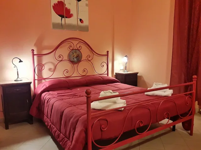 Room, Queen Bed, Lucca Charm 3/10