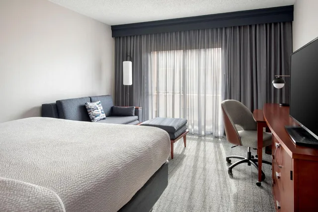 جناح بسرير كينج بغرفة نوم واحدة مع أريكة لذوي الإعاقة، Courtyard New Haven Wallingford 1/9