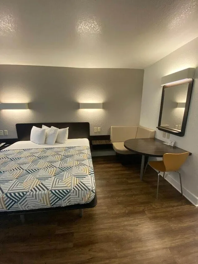 غرفة قياسية بسرير كينج للمدخنين، Motel6 Manchester, TN 1/3