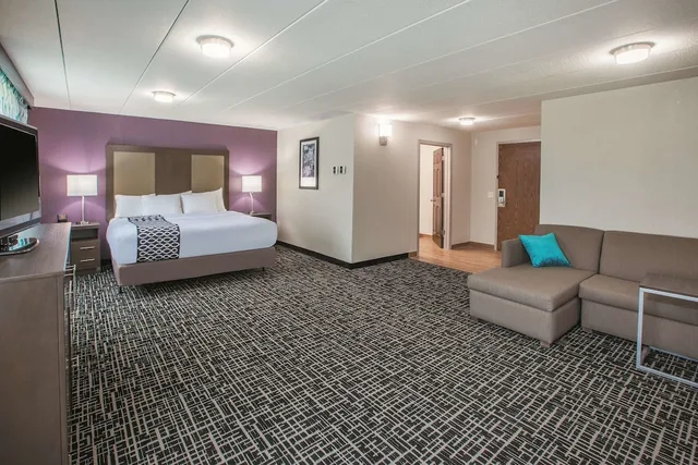 جناح ديلوكس بسرير كينج لذوي الإعاقة، La Quinta Inn & Suites by Wyndham Sturbridge 1/4