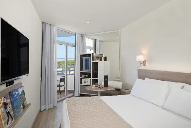 The Level, Queen Bed، Melia Cala Galdana 4/8