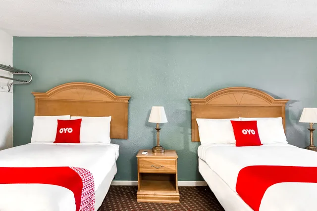 غرفة بسريرين فرديين، OYO Hotel Bald Knob near Searcy AR 3/10
