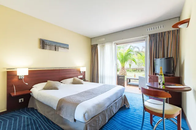 Comfort, Double Bed, Pool Side، Brise de Mer 2/5