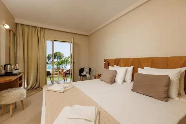 غرفة سوبيريور بسرير مزدوج بإطلالة على المسبح مع أريكة، Malia Bay Beach Hotel And Bungalows 3/10