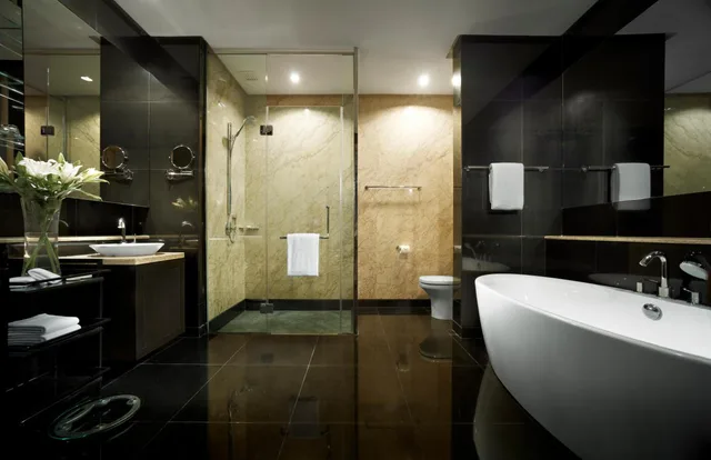 غرفة بسريرين مزدوجين وسرير كينج وسرير كوين بغرفتي نوم، E&O Residences Kuala Lumpur 5/8