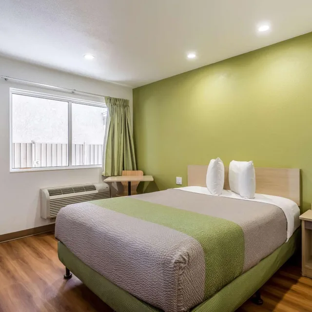 1 Full Bed - Mobility Access Ri Shwr, Nsmk، Motel6 Needles, CA 1/6