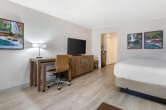 جناح بسرير كينج وسرير كوين بمنطقة جلوس بحوض جاكوزي، Best Western Plus A Wayfarer S Inn And Suites 3/8