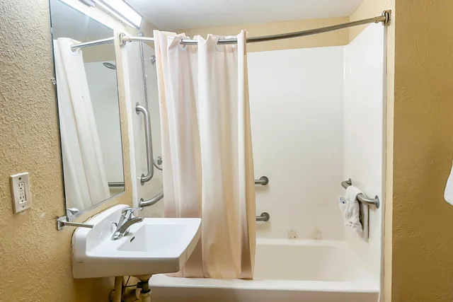 غرفة بسرير كينج للمدخنين، OYO Hotel Mobile AL I-65 at Airport Blvd 7/7
