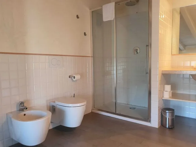 غرفة قياسية رباعية بسرير كوين بغرفة نوم واحدة مع أريكة، Hotel Villa Moron 4/4