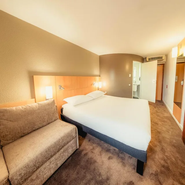 غرفة كلاسيكية عائلية بسرير مزدوج مع أريكة، Ibis London Luton Airport 3/7