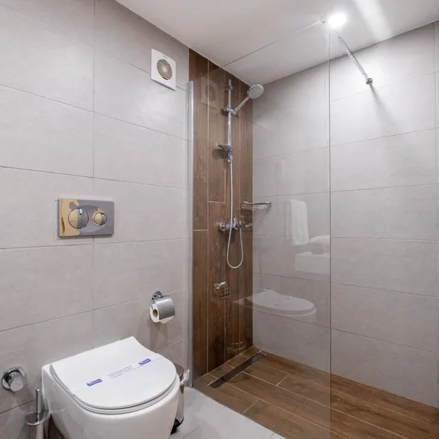 غرفة ثلاثية، Berr Hotel 8/9