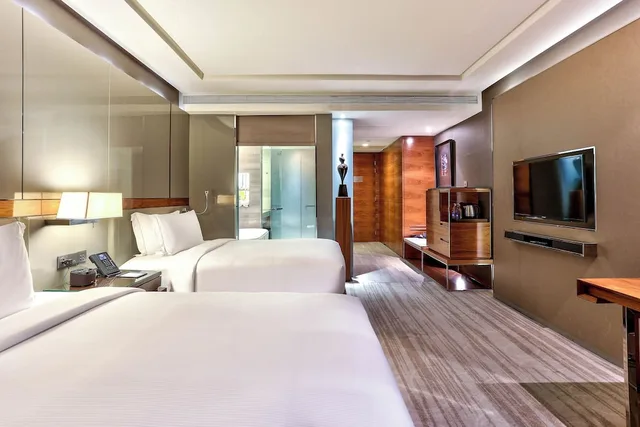 غرفة تنفيذية بسريرين منفصلين مع دخول صالة النادي، Hilton Sukhumvit Bangkok Hotel 3/10