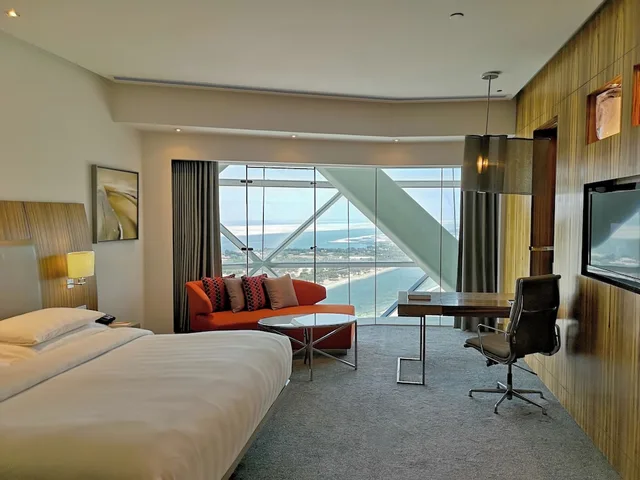 غرفة ديلوكس بسرير كينج، Andaz Capital Gate, Abu Dhabi, by Hyatt 1/4