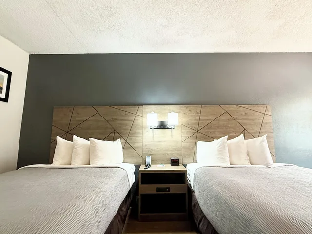 Standard, 2 Double Beds, Quality Inn & Suites Greenville I-65 3/10