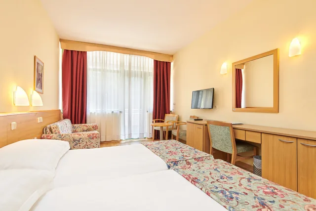 Superior room with balcony park side، Hotel Aurora Plava Laguna 1/5